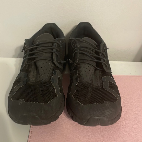 Like new black onclouds size 8. - Picture 1 of 4